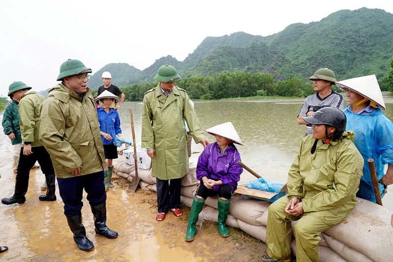 Trung tướng Nguyễn Hải Trung cùng lãnh đạo huyện Mỹ Đức thăm hỏi, động viên bà con Nhân dân đang làm kè, đắp đê ngăn nước lũ tại xã An Phú