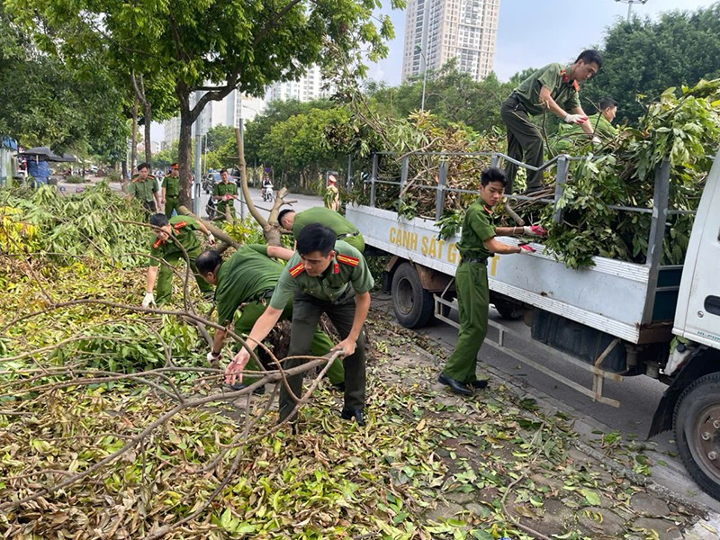 Trong hai ngày 14 - 15/9, Công an TP Hà Nội phối hợp với các lực lượng chức năng ra quân tổng vệ sinh môi trường thành phố sau siêu bão Yagi, góp phần phục vụ tốt hơn đời sống Nhân dân.