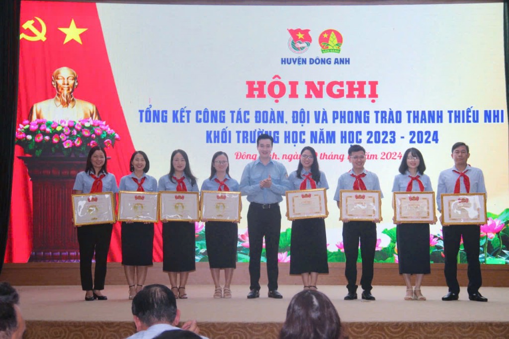 Đồng chí Đào Đức Việt - Phó Bí thư Thành đoàn Hà Nội, Chủ tịch Hội đồng Đội thành phố Hà Nội trao khen thưởng cho các tập thể, cá nhân có thành tích xuất sắc