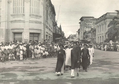 Tuần lễ vàng ủng hộ Quỹ Độc lập ở Hà Nội tháng 9/1945 (Ảnh tư liệu)