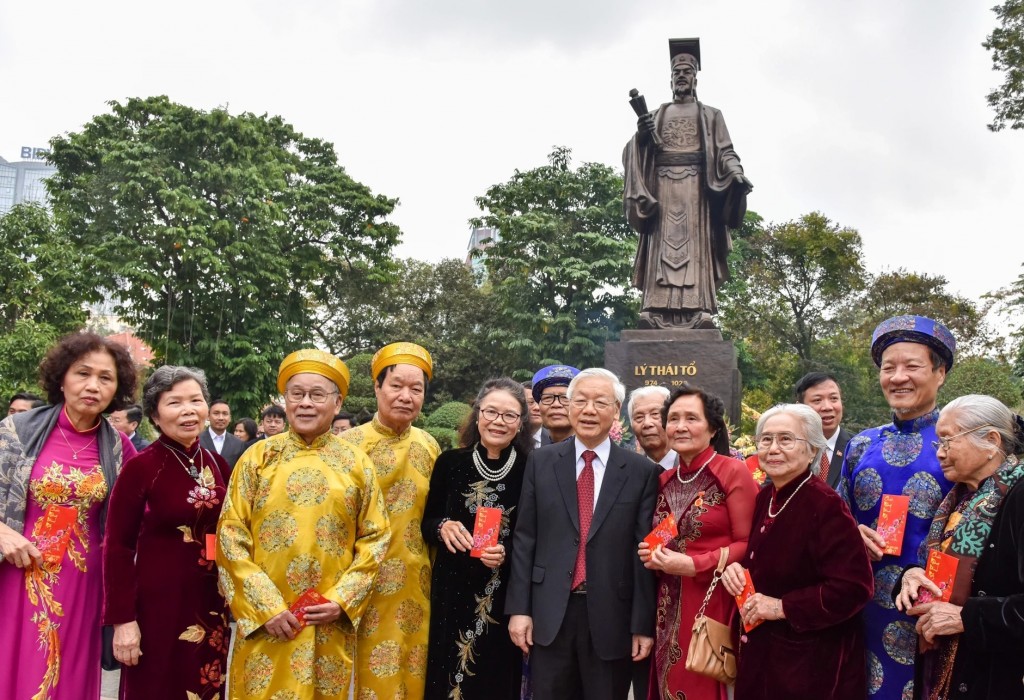 Đón chào Năm mới Đinh Dậu 2017, kỷ niệm 87 năm Ngày thành lập Đảng Cộng sản Việt Nam (3/2/1930-3/2/2017), sáng 28/1 (tức mùng Một Tết), Tổng Bí thư Nguyễn Phú Trọng đã đến thăm, chúc Tết Đảng bộ, chính quyền, Nhân dân thành phố Hà Nội.