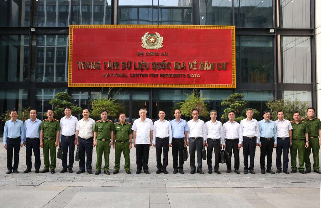 Phó Thủ tướng Thường trực Chính phủ Nguyễn Hòa Bình và lãnh đạo Trung tâm Dữ liệu Quốc gia về dân cư, Tổ Công tác triển khai Đề án 06 của Chính phủ - Ảnh: VGP/Nguyễn Hoàng