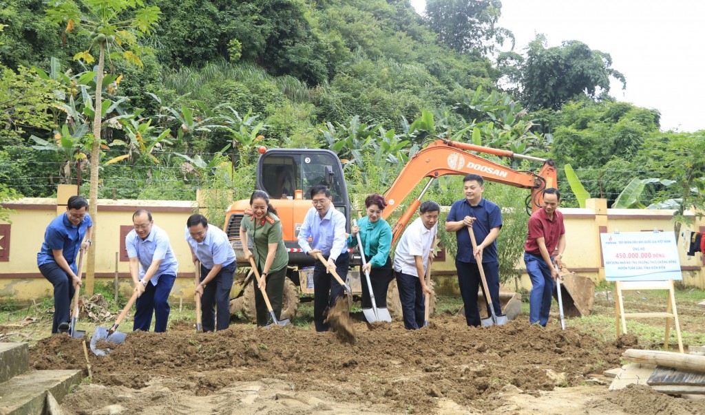 Các đại biểu khởi công công trình nhà nội trú cho học sinh trường THCS Chiềng Đông