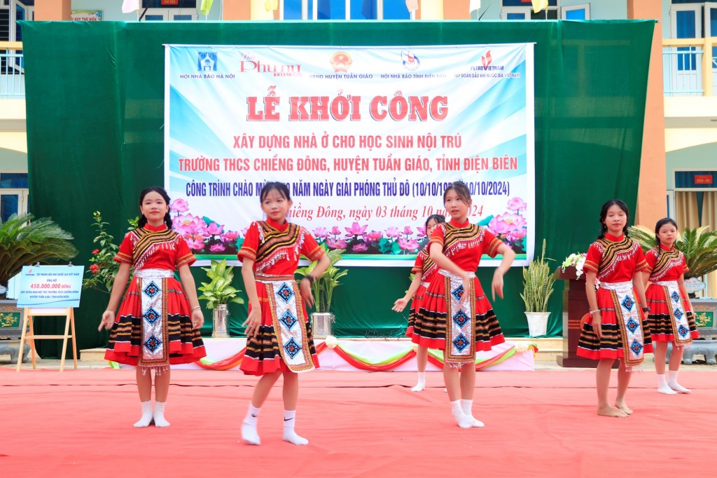 Những lời ca, tiếng hát của học sinh ánh lên niềm vui chào đón sự kiện khởi công khu nhà nội trú