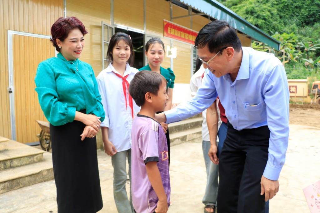 Các đại biểu trò chuyện cùng học sinh nhà trường