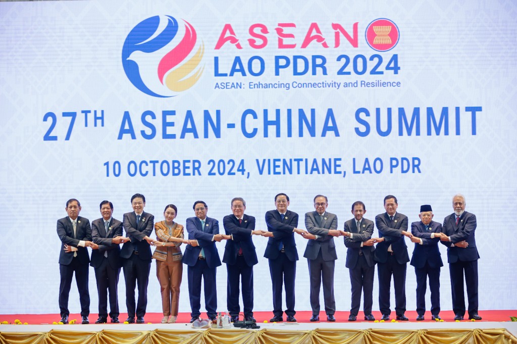 Lãnh đạo các nước ASEAN và Trung Quốc tại Hội nghị Cấp cao ASEAN -Trung Quốc lần thứ 27 - Ảnh: VGP/Nhật Bắc