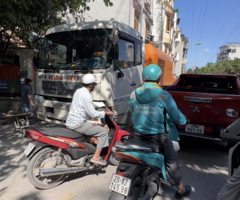 Quận Hoàng Mai: Ùn tắc giao thông kéo dài ở ngõ 553 Giải Phóng