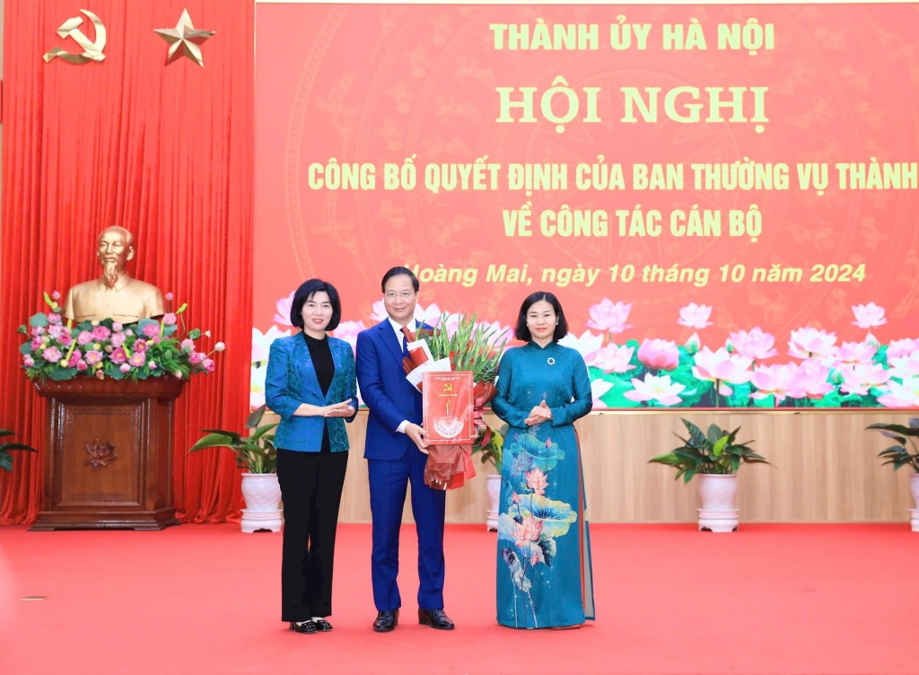 Các đồng chí lãnh đạo thành phố trao các quyết định, tặng hoa chúc mừng đồng chí Nguyễn Đức Dũng - Ảnh: Quang Thái