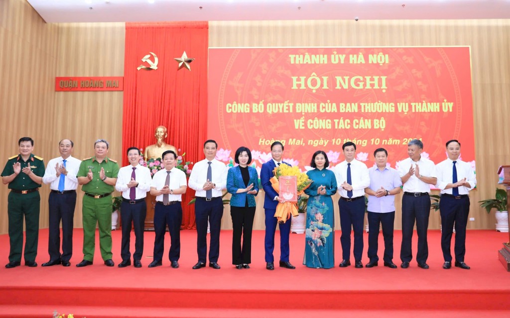 Các đồng chí lãnh đạo thành phố cùng Ban Thường vụ Quận ủy Hoàng Mai - Ảnh: Quang Thái