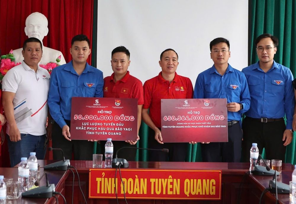 Ông Hoàng Văn Tuyến - Giám đốc chi nhánh Công ty Cổ phần Bia Sài Gòn Đông Bắc tại Phú Thọ trao bảng hỗ trợ tại Tuyên Quang.