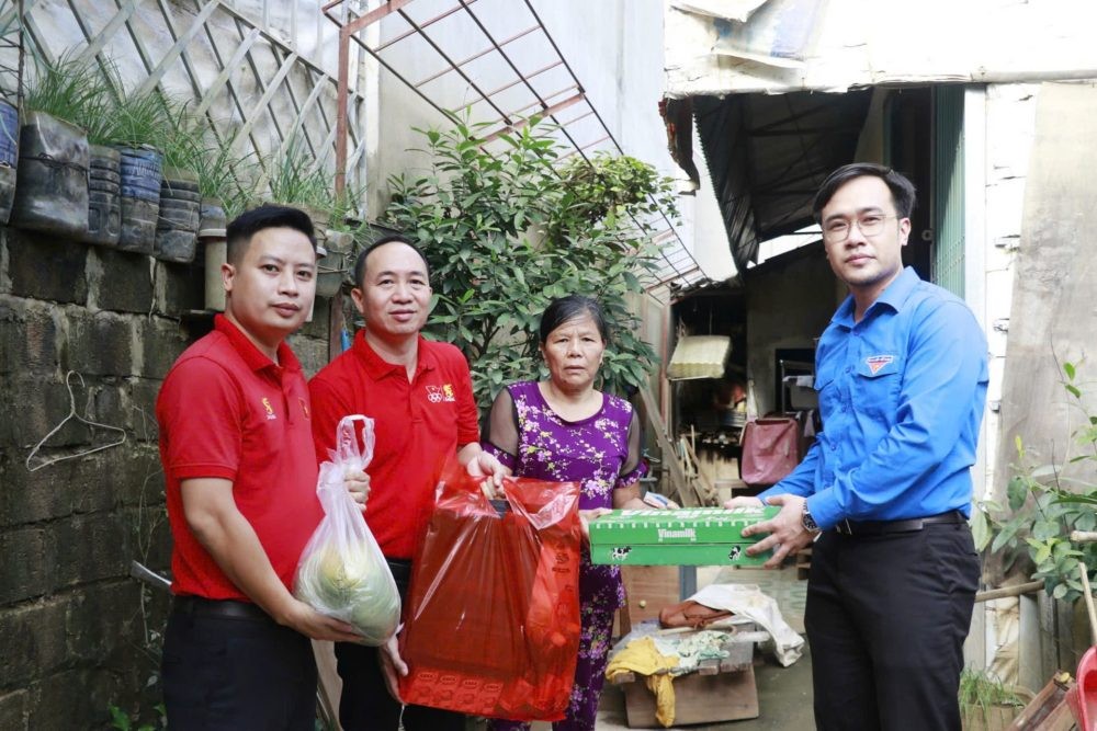 Đại diện Trung ương Đoàn và SABECO trao hỗ trợ cho gia đình có hoàn cảnh khó khăn bị ảnh hưởng bởi bão Yagi tại Yên Bái