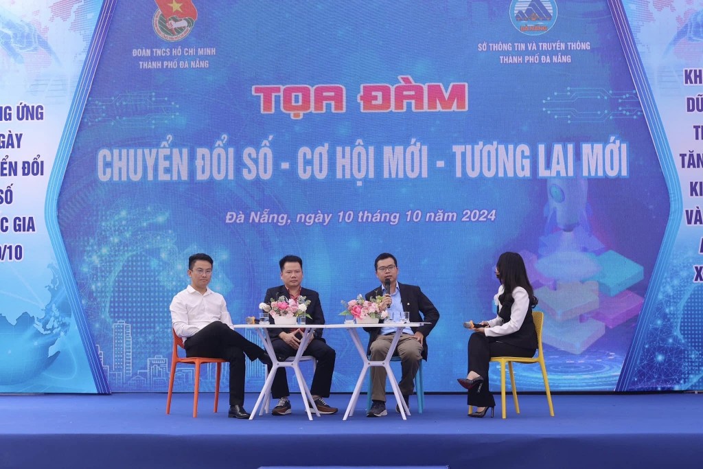 Tọa đàm Chuyển đổi số - Cơ hội mới - Tương lai mới với các diễn giả là các chuyên gia, nhà khoa học (Ảnh Đ.Minh)