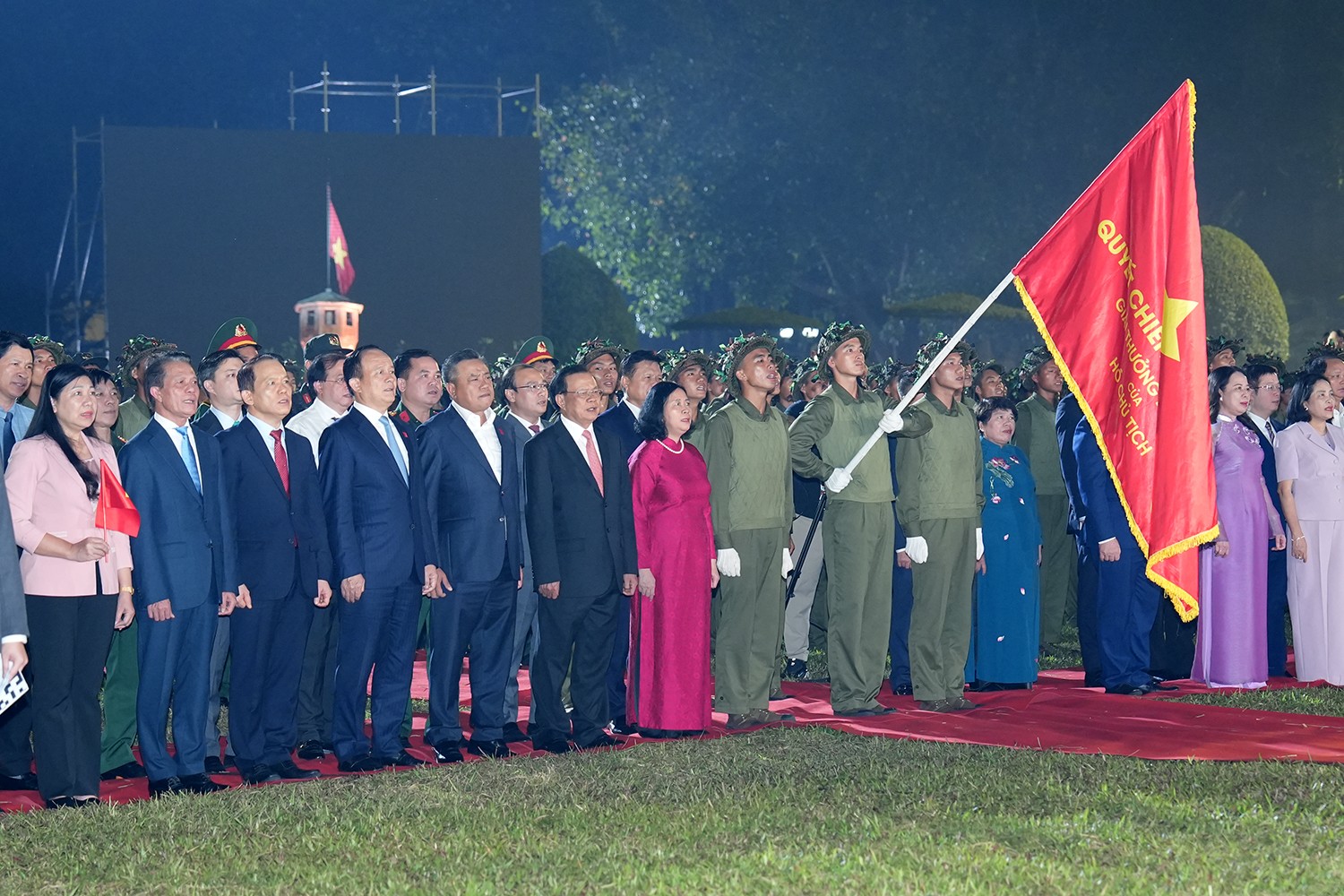 Các đại biểu tham gia tái hiện lễ chào cờ ngày 10/10/1954