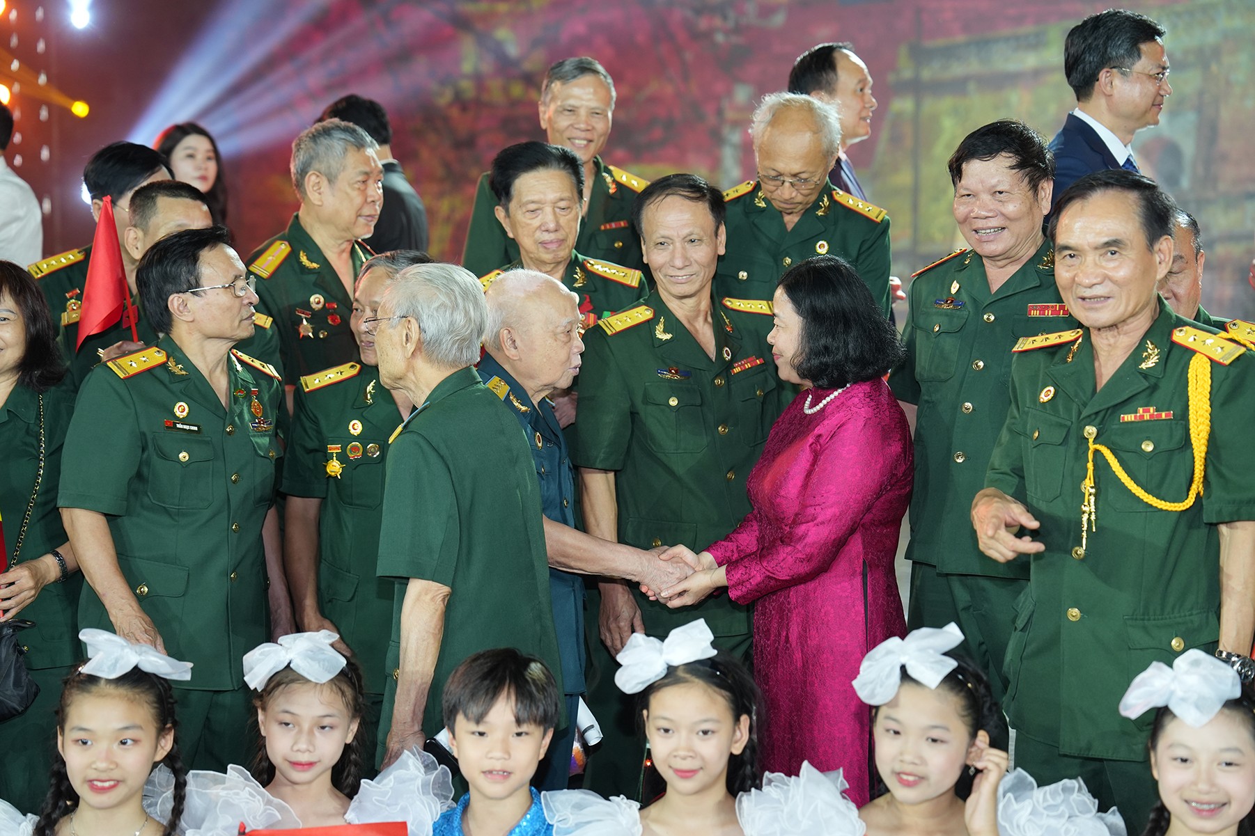 Bí thư Thành ủy Hà Nội Bùi Thị Minh Hoài cảm ơn những đóng góp, hy siinh của những thế hệ cha anh đã không tiếc máu xương bảo vệ cho nền độc lập nước nhà