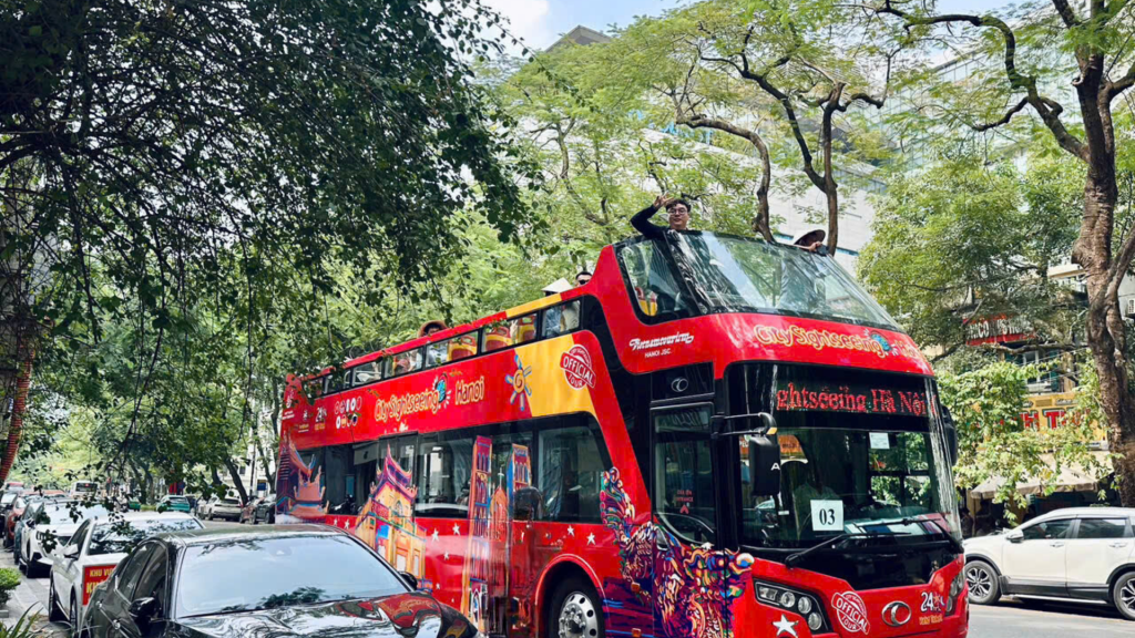 Trải nghiệm du lịch Hà Nội miễn phí trên xe bus hai tầng