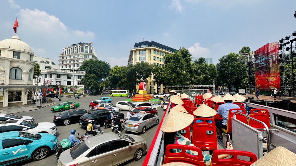 Trải nghiệm du lịch Hà Nội miễn phí trên xe bus hai tầng