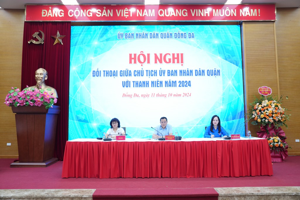 Phó Chủ tịch UBND quận Đống Đa Nguyễn Thanh Tùng cung đại diện phòng Nội vụ và Quận đoàn chủ trì hội nghị