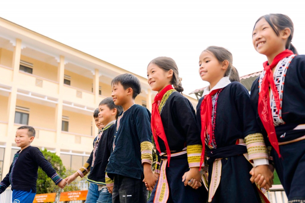 Học sinh vùng cao hân hoan trong ngày vui trở lại trường học. (Ảnh: Tập Đoàn Giáo dục Đại Trường Phát)