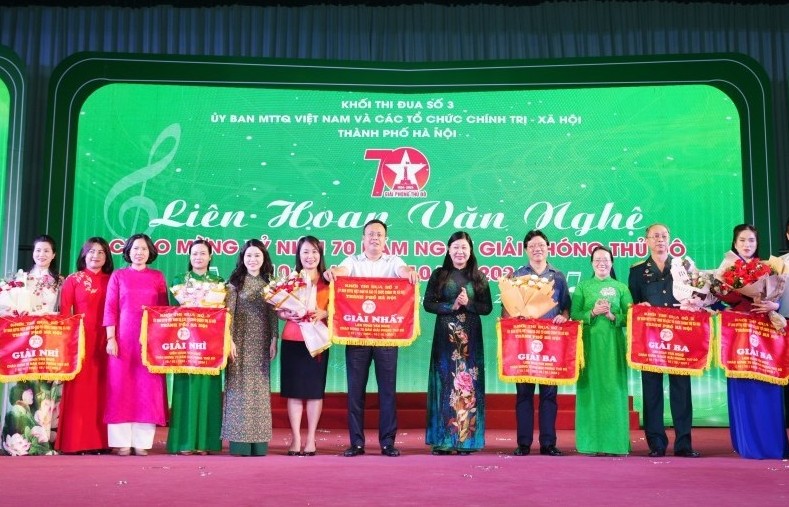 Sôi động liên hoan văn nghệ mừng 70 năm Ngày Giải phóng Thủ đô