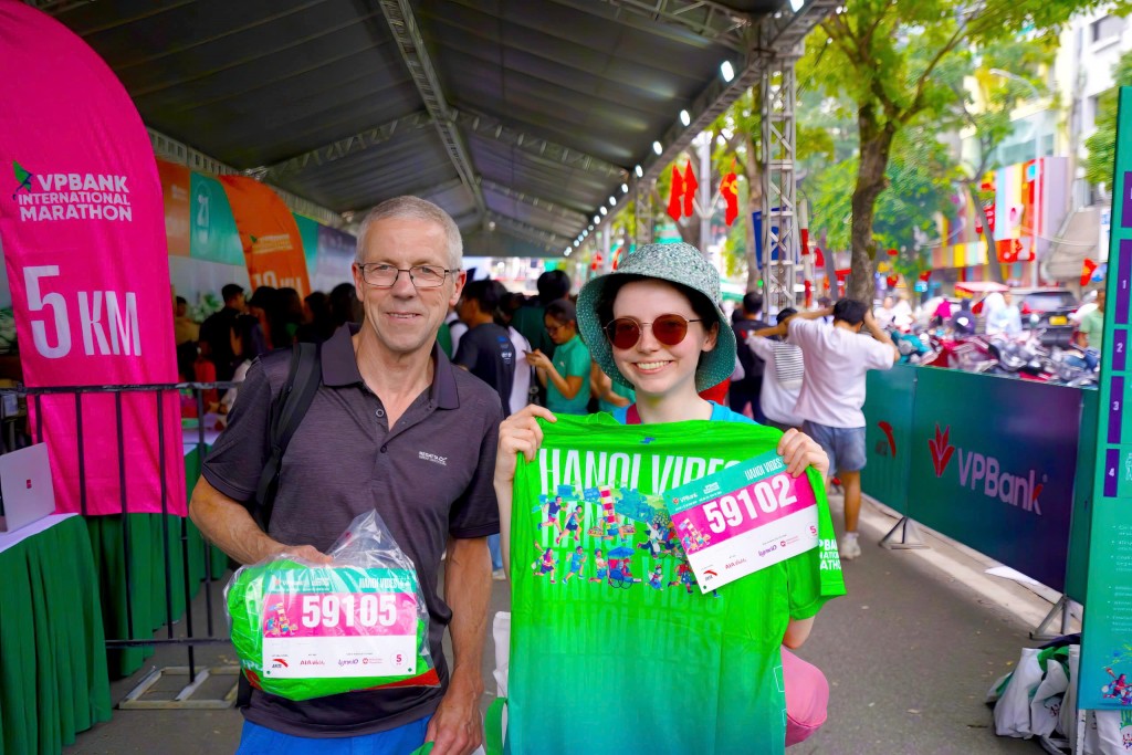 Runner rạng rỡ trong ngày nhận BIB giải VPBank Hanoi International Marathon 2024