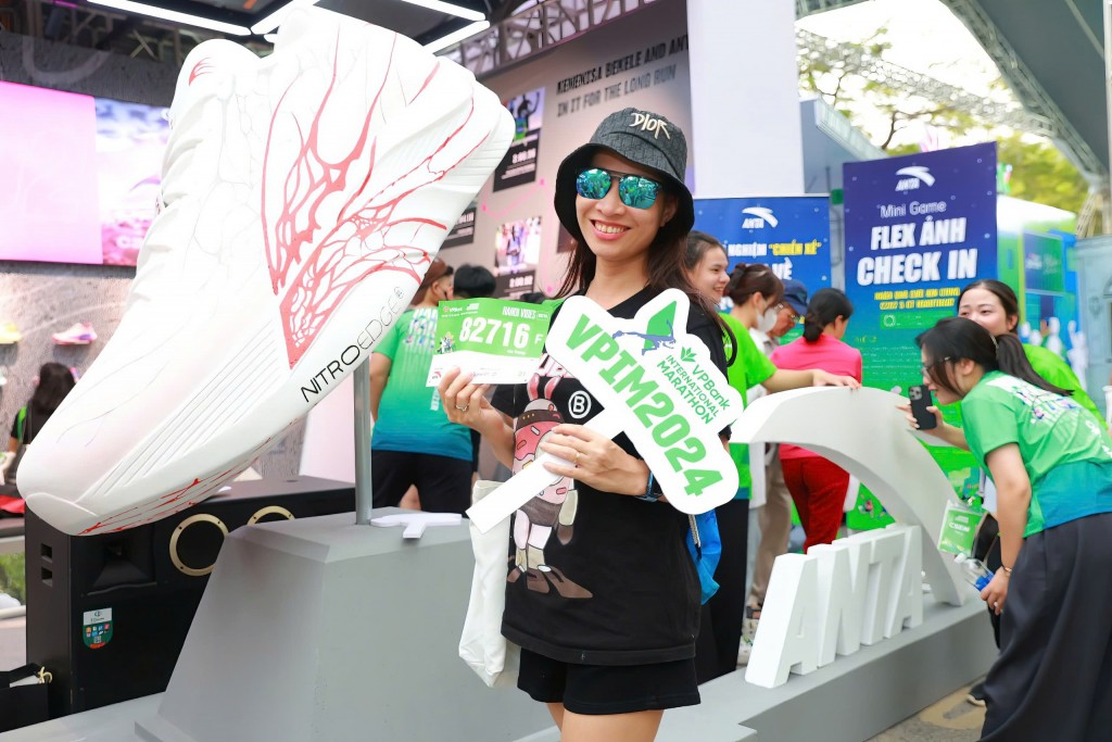 Runner rạng rỡ trong ngày nhận BIB giải VPBank Hanoi International Marathon 2024