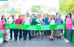 Runner rạng rỡ trong ngày nhận BIB giải VPBank Hanoi International Marathon 2024