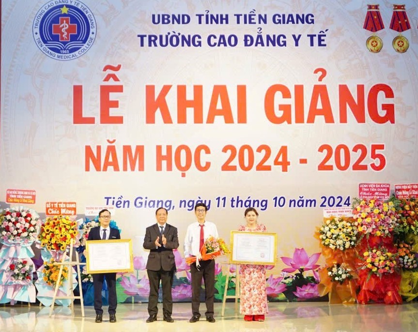 Ts. Nguyễn Quang Tiệp - Viện trưởng Viện Đào tạo và Phát triển nhân lực trao Giấy chứng nhận Kiểm định chất lượng chương trình đào tạo cho Trường Cao đẳng Y tế Tiền Giang