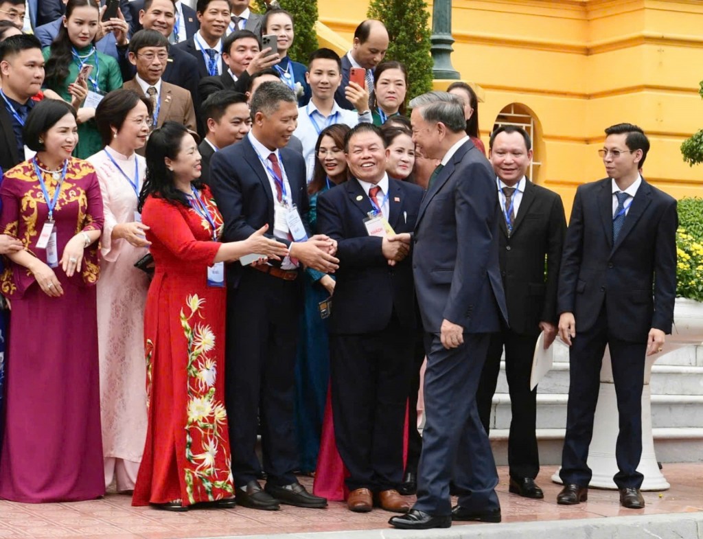 Tổng Bí thư, Chủ tịch nước Tô Lâm gặp mặt Đoàn đại biểu doanh nhân tiêu biểu của Liên đoàn Thương mại và Công nghiệp Việt Nam (VCCI) và Hội Doanh nghiệp tư nhân Việt Nam, chiều 11-10. Ảnh: VIẾT CHUNG