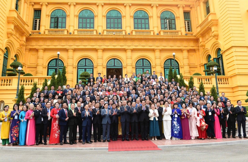 Tổng Bí thư, Chủ tịch nước Tô Lâm chụp ảnh lưu niệm cùng Đoàn đại biểu doanh nhân tiêu biểu của Liên đoàn Thương mại và Công nghiệp Việt Nam (VCCI) và Hội Doanh nghiệp tư nhân Việt Nam. Ảnh: VIẾT CHUNG