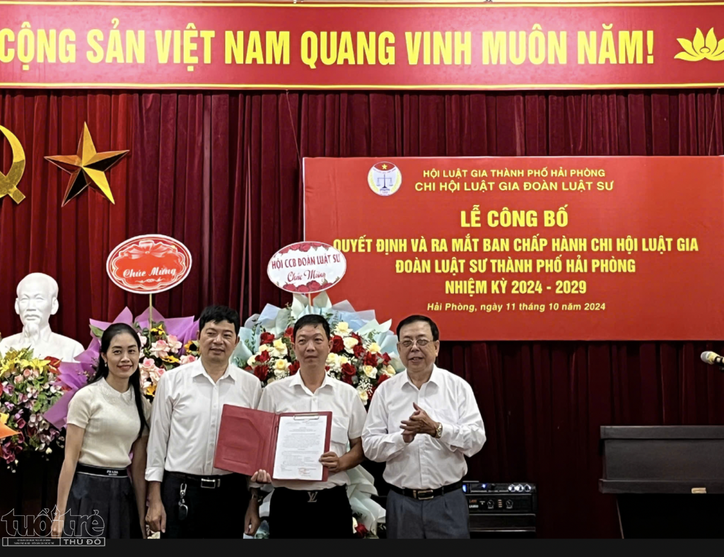 LS Dương Văn Thành - Chủ nhiệm Đoàn Luật sư Hải Phòng trao Quyết định cho Chi hội Luật gia