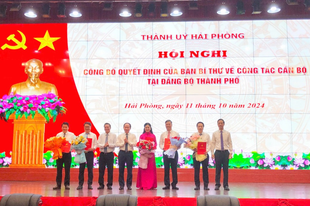 Thường trực Thành ủy trao Quyết định và tặng hoa cho các đồng chí Ủy viên Thành ủy.