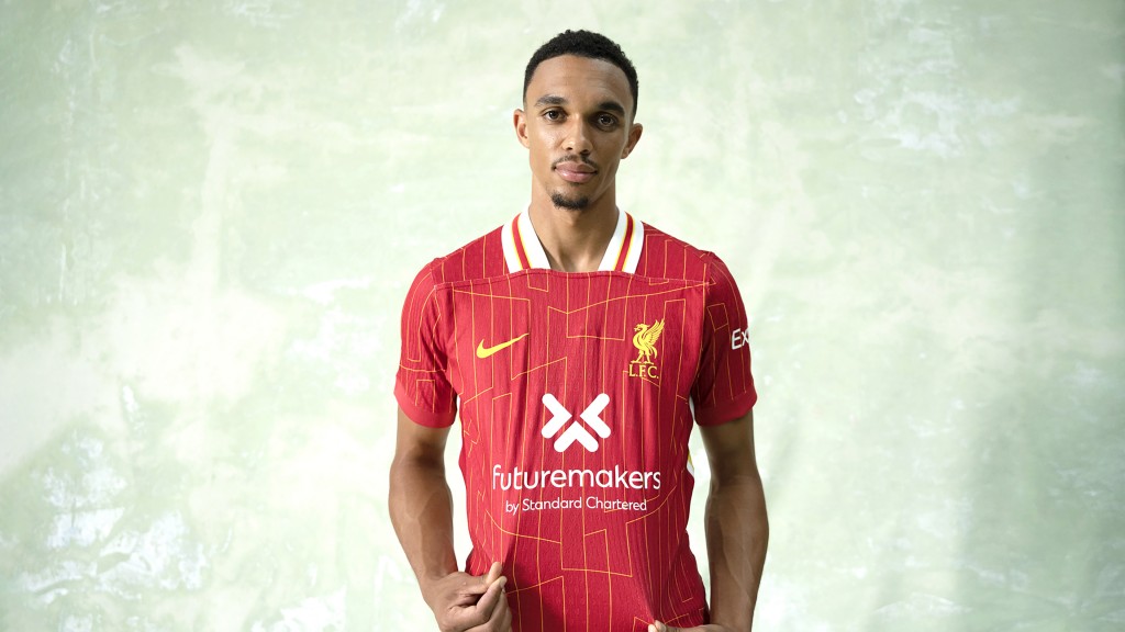 Cầu thủ Trent Alexander-Arnold CLB Liverpool với áo đấu có logo Futuremakers của Standard Chartered