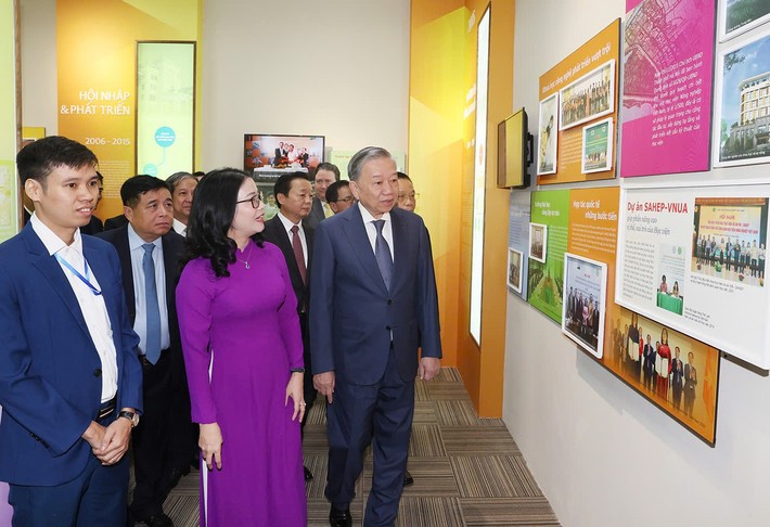Tổng Bí thư, Chủ tịch nước Tô Lâm thăm phòng truyền thống Học viện Nông nghiệp Việt Nam (Ảnh: Trí Dũng)