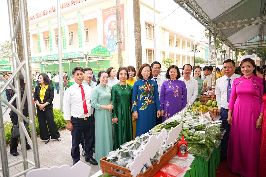 Đại biểu Trung ương, thành phố thăm quan các gian hàng giới thiệu sản phẩm nông nghiệp của 