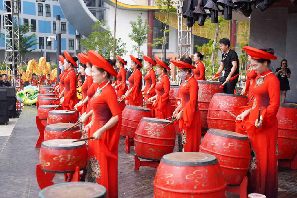 Màn trống hội mở màn cho chương trình