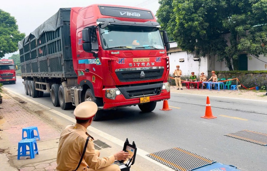 Tăng cường kiểm tra và xử lý tình trạng xe quá khổ, quá tải