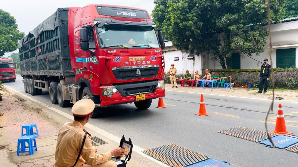 Tăng cường kiểm tra và xử lý tình trạng xe quá khổ, quá tải