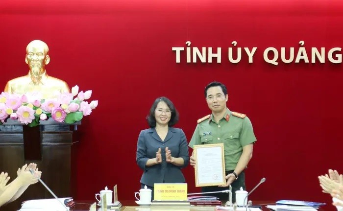 Bà Trịnh Thị Minh Thanh, Phó Bí thư Thường trực Tỉnh ủy trao quyết định cho Đại tá Trần Văn Phúc.