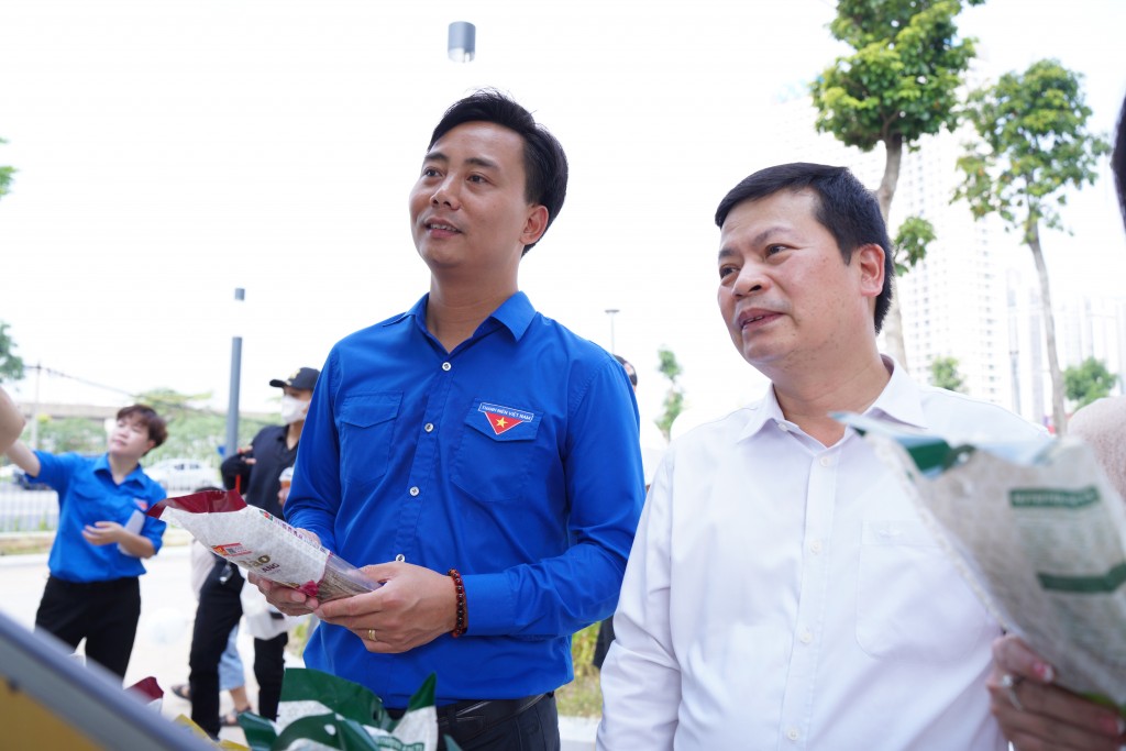 Lãnh đạo Hội Liên hiệp thanh niên Việt Nam thành phố và Hội Nông dân thành phố tham quan các gian hàng trưng bày sản phẩm OCOP Lãnh đạo Hội Liên hiệp thanh niên Việt Nam thành phố và Hội Nông dân thành phố tham quan các gian hàng trưng bày sản phẩm OCOP