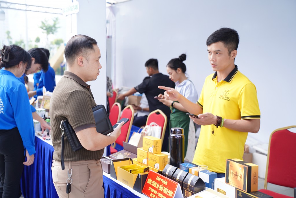 Đặc sắc các gian hàng sản phẩm OCOP của thanh niên Thủ đô Đặc sắc các gian hàng sản phẩm OCOP của thanh niên Thủ đô