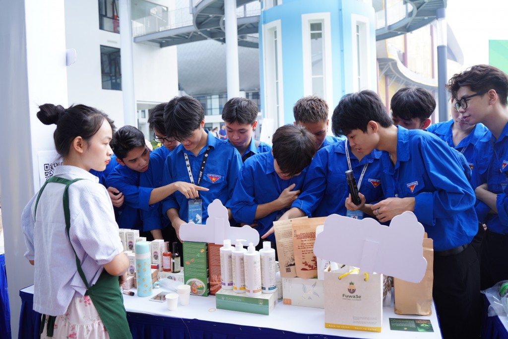 Đặc sắc các gian hàng sản phẩm OCOP của thanh niên Thủ đô Đặc sắc các gian hàng sản phẩm OCOP của thanh niên Thủ đô