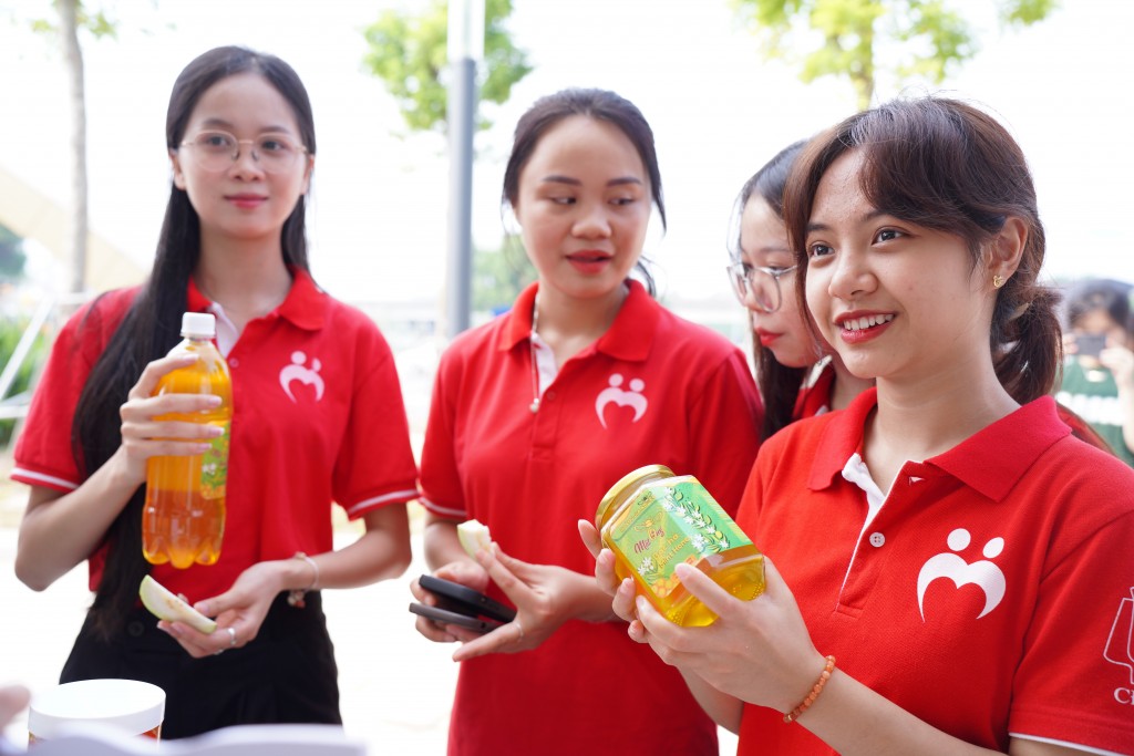 Đặc sắc các gian hàng sản phẩm OCOP của thanh niên Thủ đô Đặc sắc các gian hàng sản phẩm OCOP của thanh niên Thủ đô