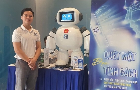 Robot thông minh khuấy đảo triển lãm “Tuổi trẻ sáng tạo”