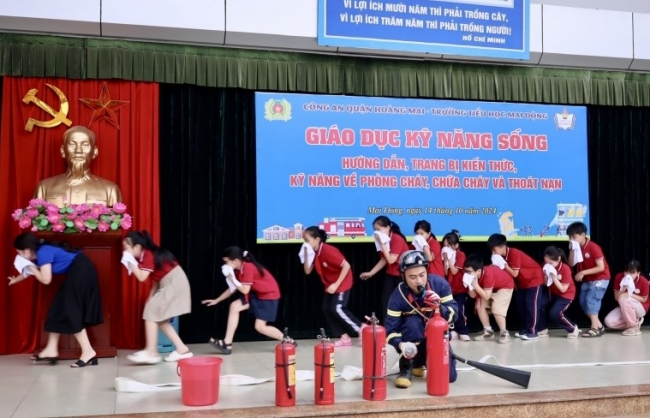 Cô và trò hào hứng trải nghiệm kỹ năng phòng, chữa cháy