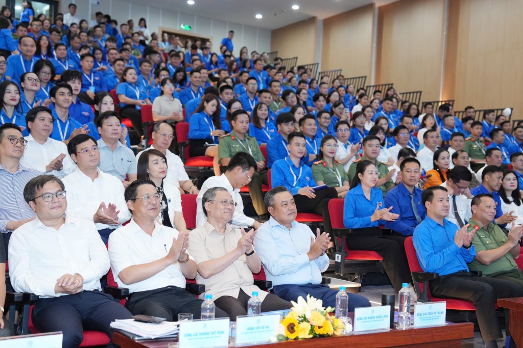 Chủ tịch thành phố đối thoại với thanh niên