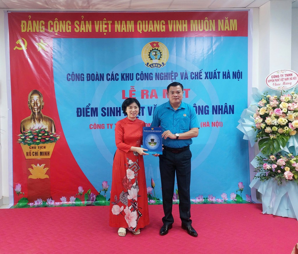 Đồng chí Nguyễn Đình Thắng - Chủ tịch Công đoàn các Khu công nghiệp và chế xuất Hà Nội trao quyết định thành lập Điểm sinh hoạt văn hóa công nhân Công ty TNHH Nippon Paint Việt Nam (Hà Nội)