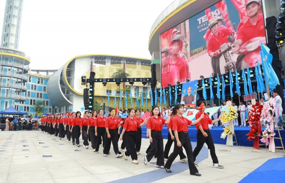 Thắp lên ngọn lửa của tinh thần khát khao, cống hiến