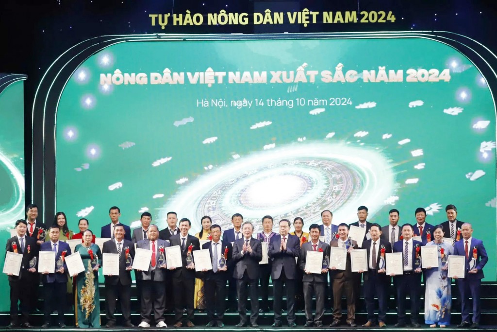 Lễ tôn vinh và trao danh hiệu cho các nông dân Việt Nam xuất sắc năm 2024