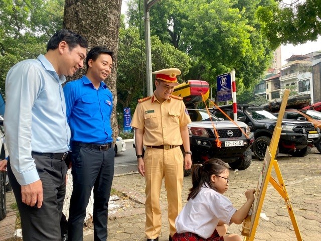 Thiếu nhi Thủ đô vẽ tranh về chủ đề đảm bảo trật tự an toàn giao thông