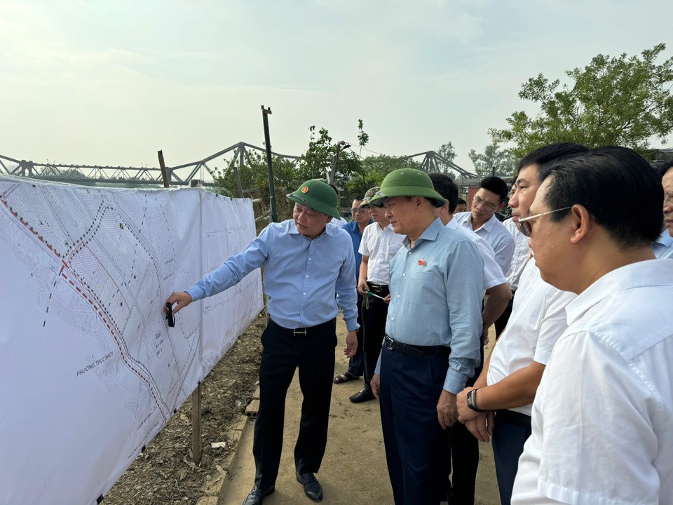 Chủ tịch UBND quận Ba Đình Tạ Nam Chiến báo cáo Đoàn giám sát về hiện trạng đất của phường Phúc Xá.